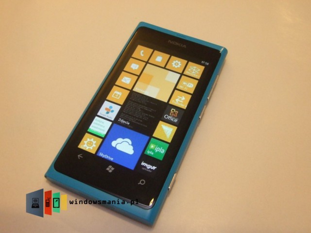 Ecran accueil jaune Windows Phone 7.8 sur Nokia Lumia 800