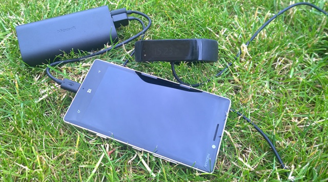 Microsoft-Portable-Dual-charger-gallery-Microsoft-Band-and-Lumia