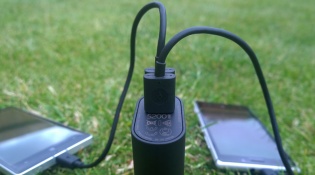 Microsoft-Portable-Dual-charger-gallery-two-Lumia-top